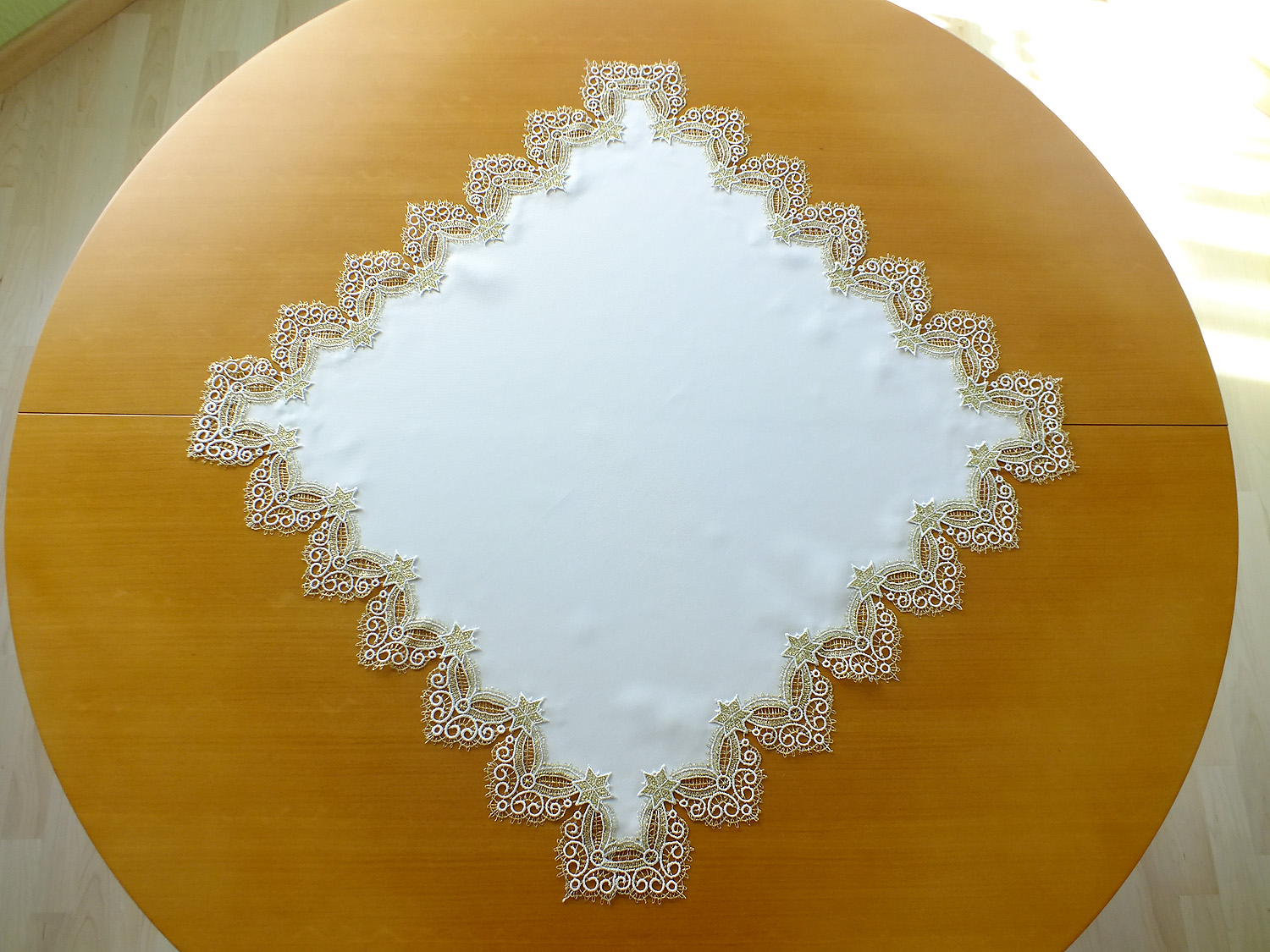 Plauener Spitze® Mitteldecke 60 x 60 cm, Satin, Sternenspitze, goldener Lurex-Faden (6054)