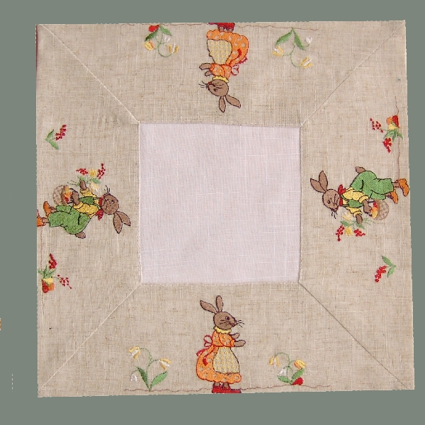 Deckchen 35 x 35 cm  beige-bunt Stickerei Ostern "Hasenfamilie" (151) 